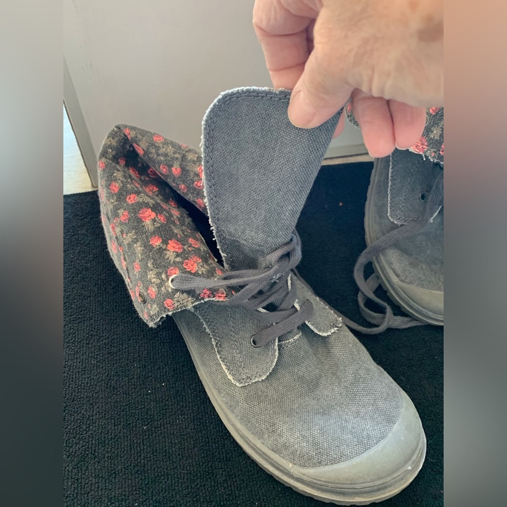 Roxy Women's Gray Canvas Lace-Up Boots with Pink Floral Lining